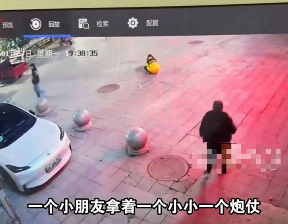 太危险！3名孩子放鞭炮引爆化粪池，周边汽车受波及