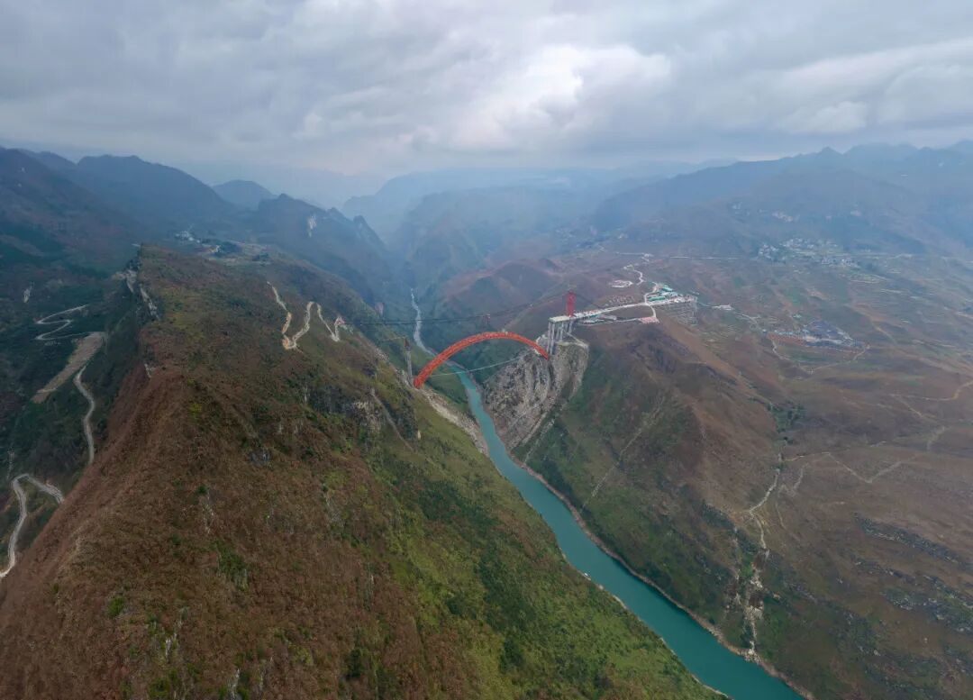 云端“牵手”！贵州又一特大桥顺利合龙