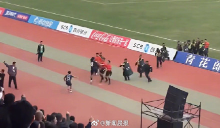 川超凉山队一球员赛后飞踹拳击裁判，被全省禁赛5年