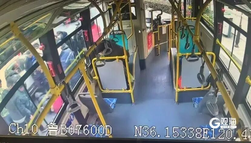 青岛街头有人被卷入车底！ 危急时刻，现场涌上了一群人……