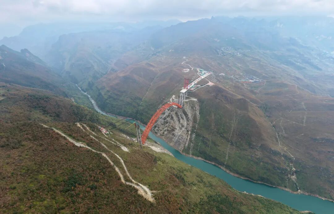 云端“牵手”！贵州又一特大桥顺利合龙