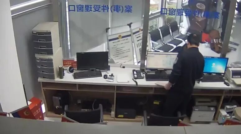 大学生“天塌了”！存满复习资料的平板掉了…结局很暖心！