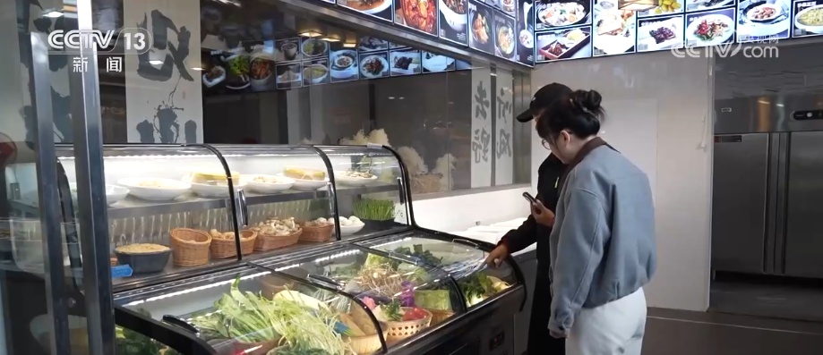 “新意+暖意”催热“年经济”新热力 “新花样”频出点燃消费“热引擎”