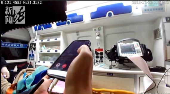 啥情况?上海一外卖小哥突然躺倒在警车前!现场围了一圈人,现场曝光 啥情况?上海一外卖小哥突然躺倒在警车前!现场围了一圈人,现场曝光