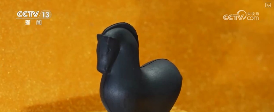 “新意+暖意”催热“年经济”新热力 “新花样”频出点燃消费“热引擎”