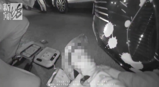 啥情况?上海一外卖小哥突然躺倒在警车前!现场围了一圈人,现场曝光 啥情况?上海一外卖小哥突然躺倒在警车前!现场围了一圈人,现场曝光