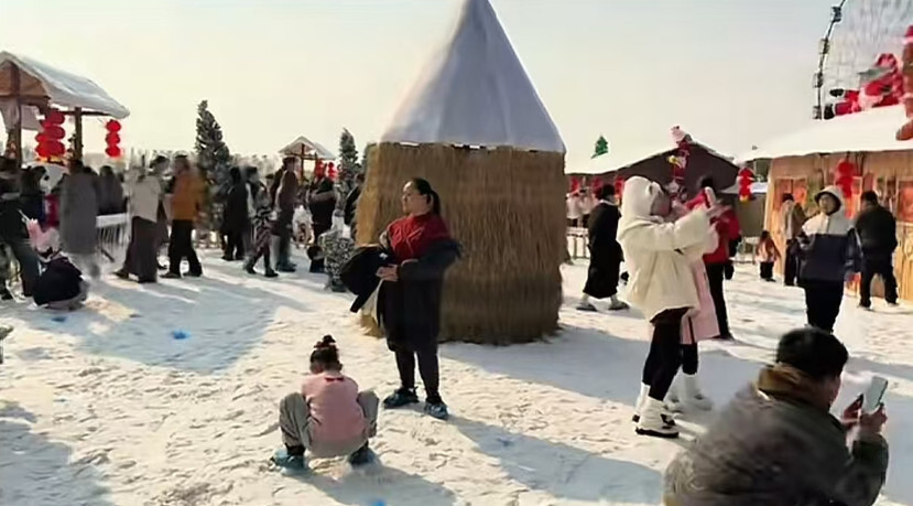 网友称浙江金华一“雪乡”景点用棉花、白沙装饰，景区：票价几十元，有布景和造雪区
