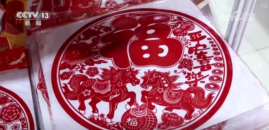 “新意+暖意”催热“年经济”新热力 “新花样”频出点燃消费“热引擎”