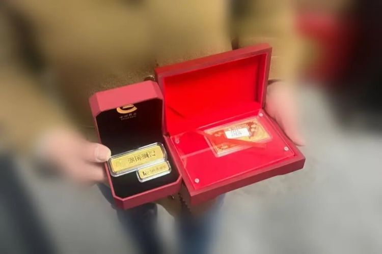 皮衣里有三块金条!!!“我怀疑我顾客遇到诈骗了!” 皮衣里有三块金条!!!“我怀疑我顾客遇到诈骗了!”