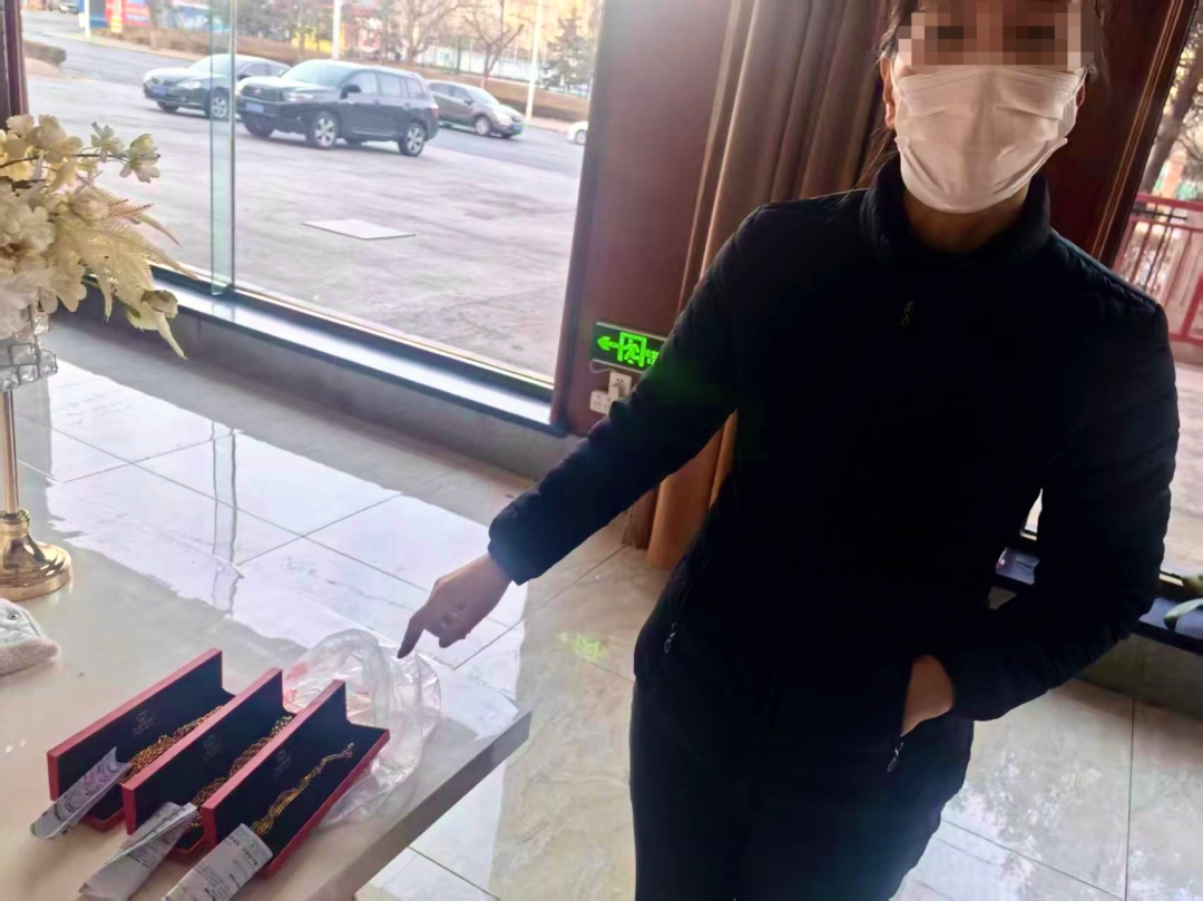 男子购买200多克黄金项链？商家果断报警！