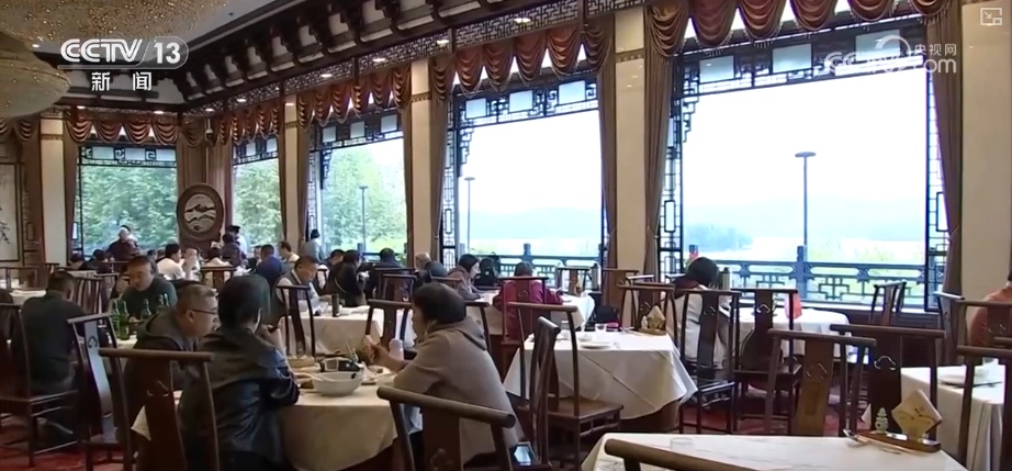 “新意+暖意”催热“年经济”新热力 “新花样”频出点燃消费“热引擎”