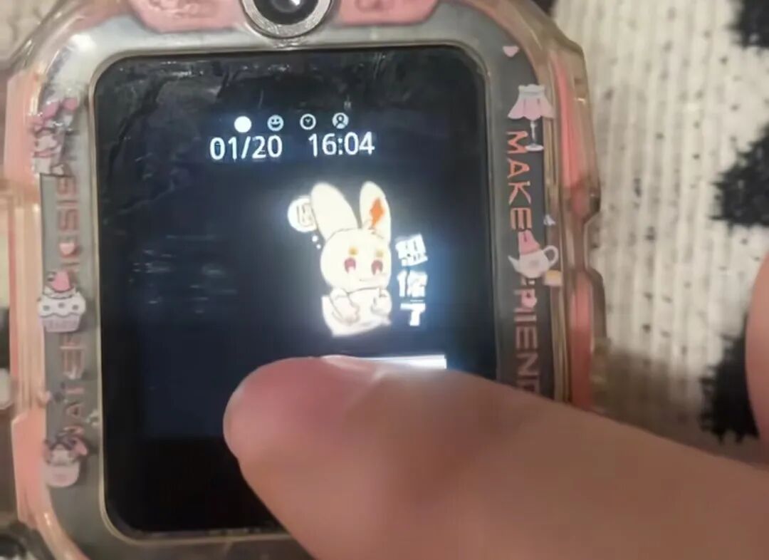 妈妈打开女儿电话手表，满屏都是“想你了”，瞬间泪目......