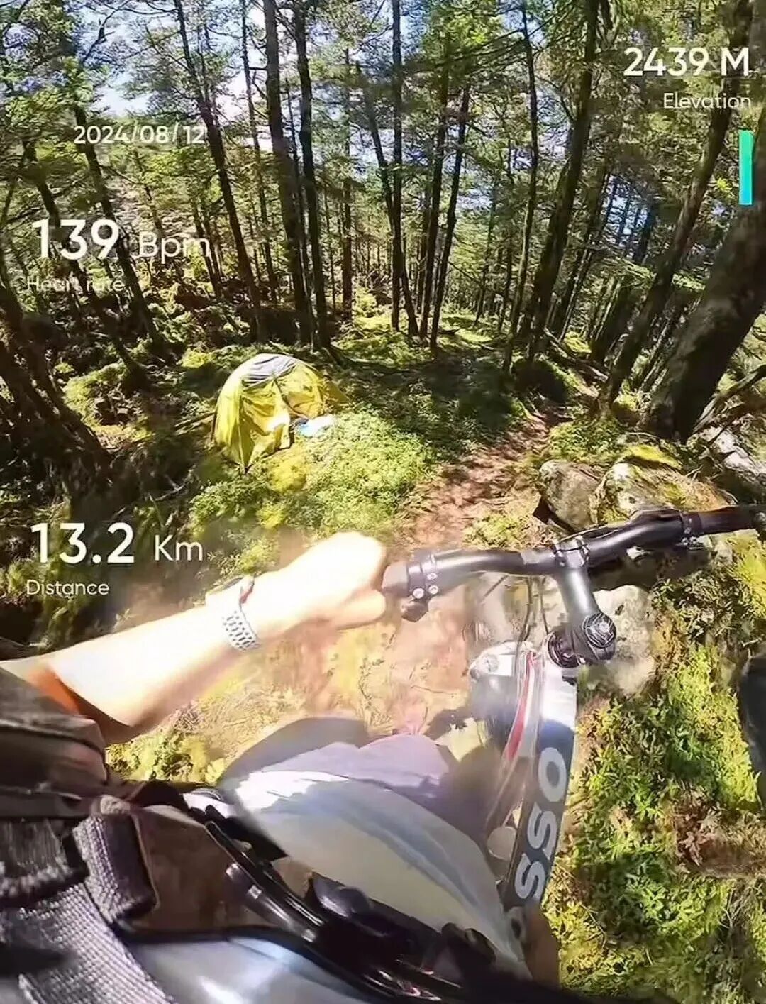 “妹妹半夜跟着出门至今未归……”5人假期出游，2人已遇难，1人坠崖，还在搜救中