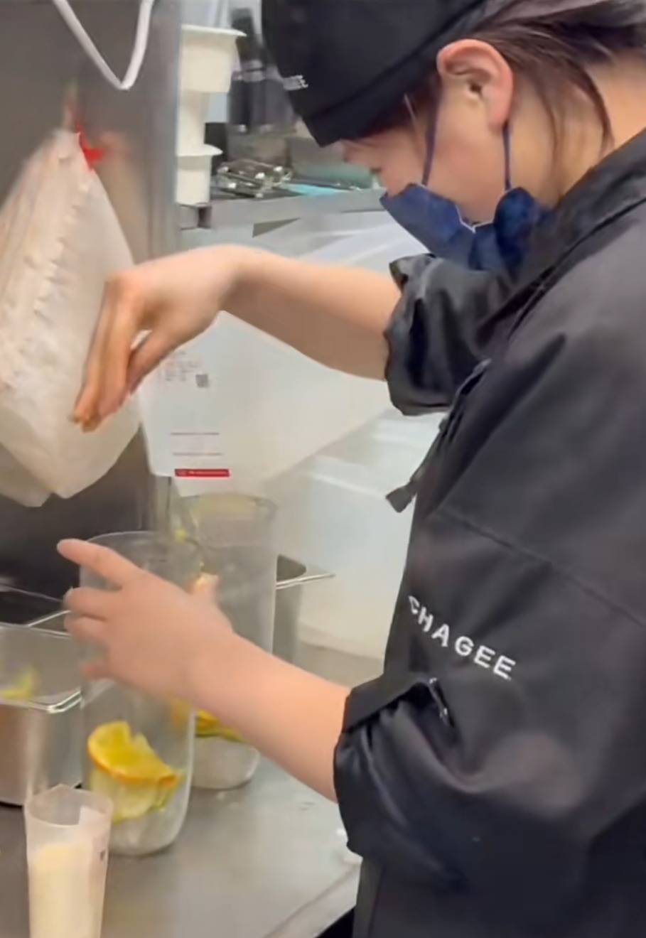 直接用手？太恶心，不敢喝了！霸王茶姬回应→