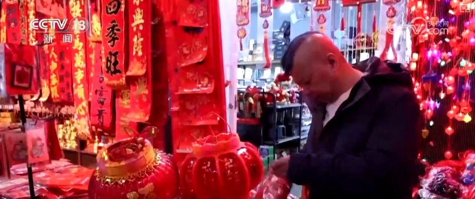 “新意+暖意”催热“年经济”新热力 “新花样”频出点燃消费“热引擎”