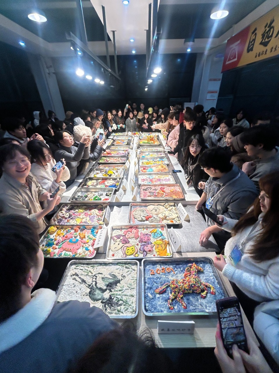 川美包饺子大赛卷成艺术展，“我爱吃抄手”小组获奖，当事人：这属于川渝人的“抽象”