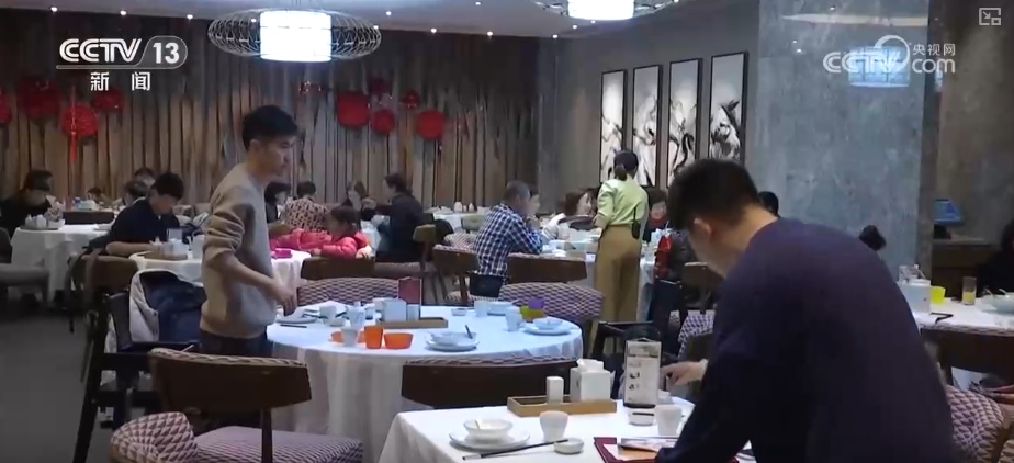 “新意+暖意”催热“年经济”新热力 “新花样”频出点燃消费“热引擎”