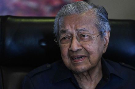 百岁高龄的马来西亚前总理马哈蒂尔跌倒致骨折