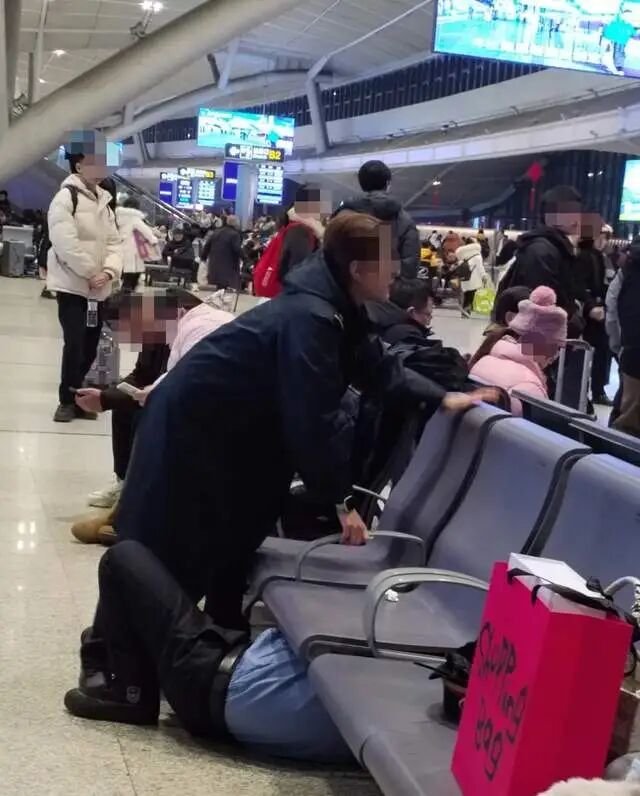 事发武汉站！女孩腿部被卡座椅缝隙，工作人员躺地拆座椅解救