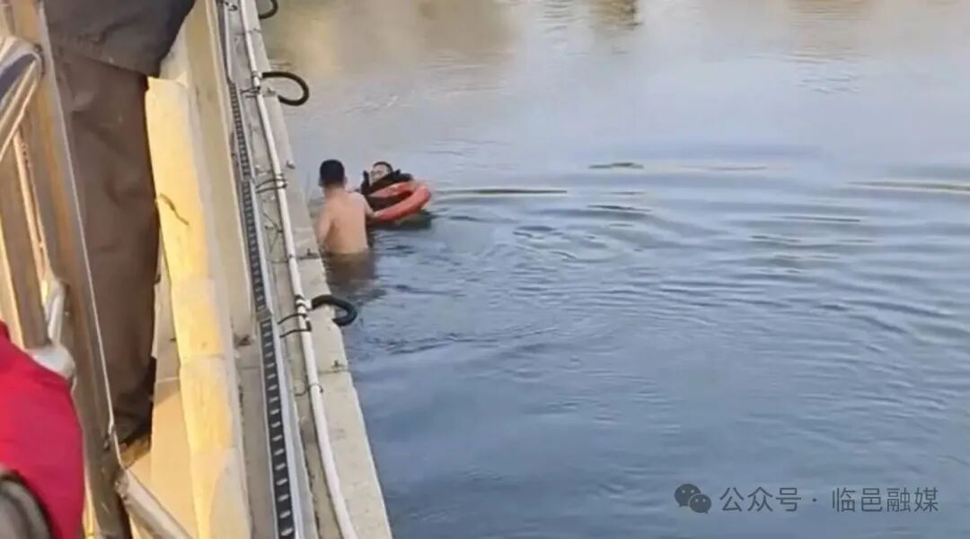 他说这是年轻人该做的！山东“00后”小伙寒冬跳水救人！