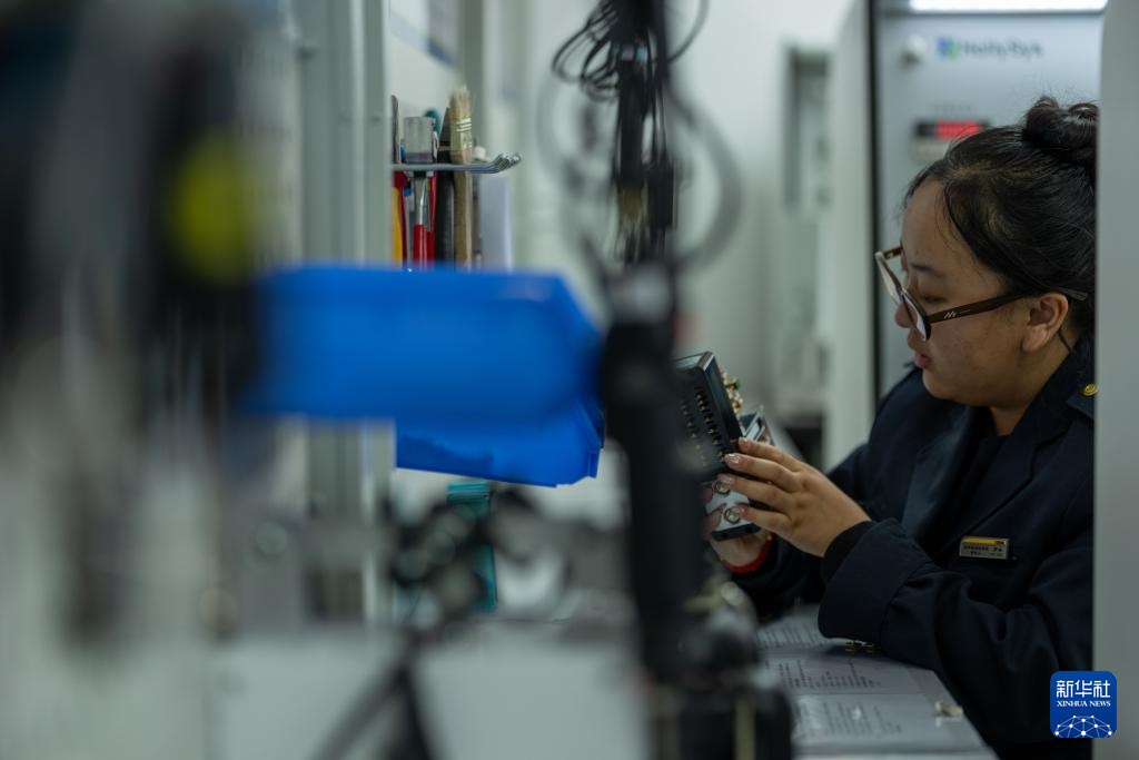 守护高原铁路的“神经元”