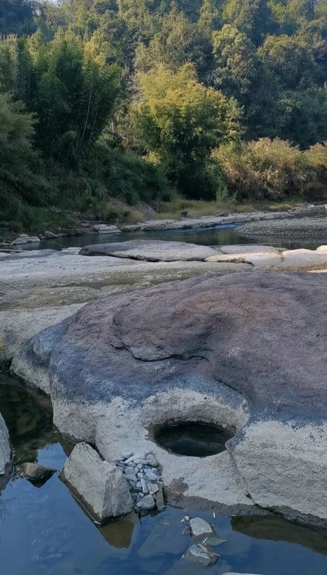 奇观!广东一废弃水库疑出现冰川遗迹 奇观!广东一废弃水库疑出现冰川遗迹