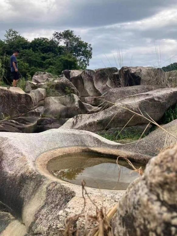 奇观!广东一废弃水库疑出现冰川遗迹 奇观!广东一废弃水库疑出现冰川遗迹
