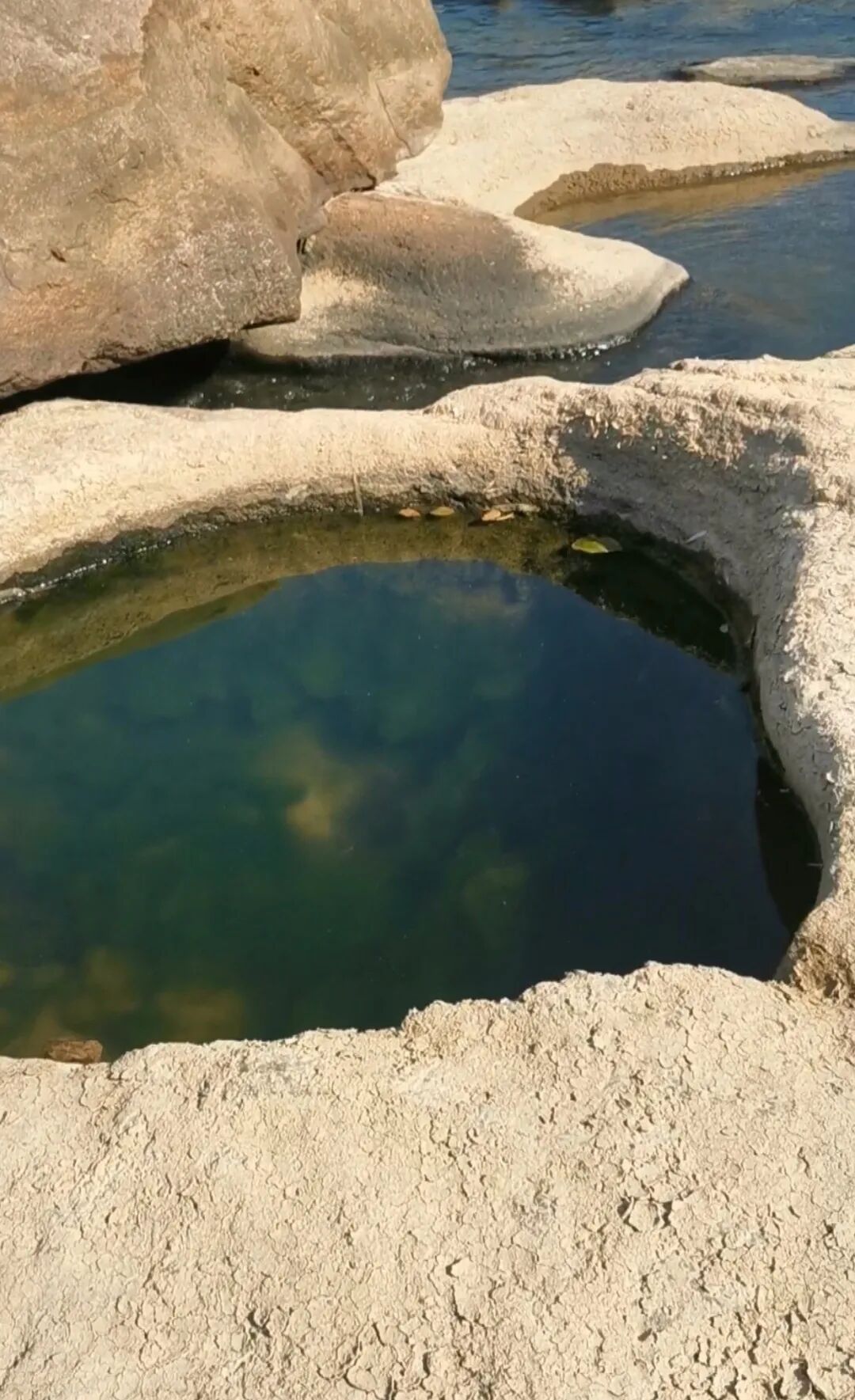 奇观!广东一废弃水库疑出现冰川遗迹 奇观!广东一废弃水库疑出现冰川遗迹