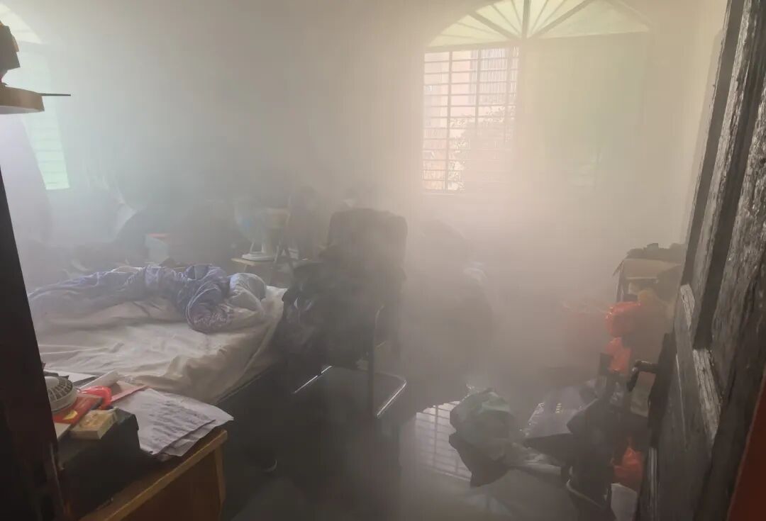 瞬间客厅被烧了个精光！这个“惹火”习惯很多人都有