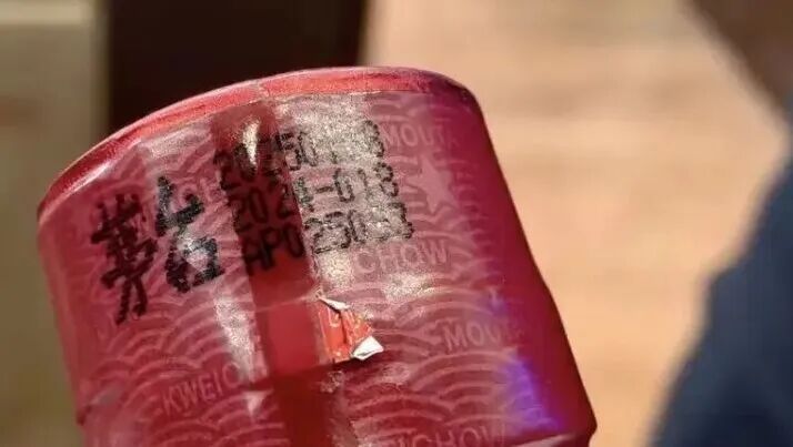 男子自带3瓶茅台到酒店请客！开席时一摸酒瓶发现温度不对，竟是被人“调包”了