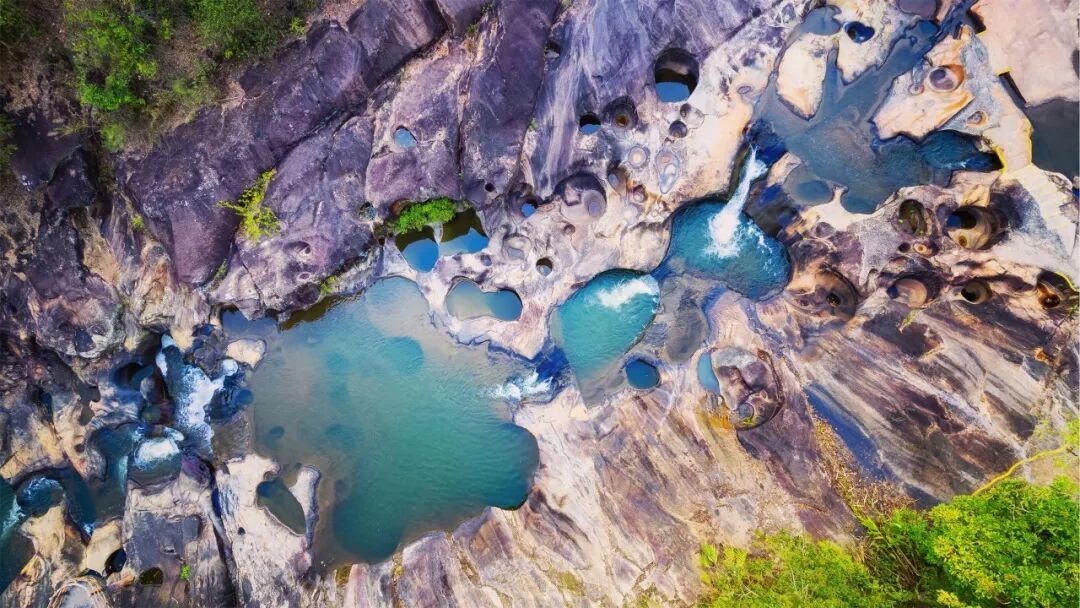 奇观!广东一废弃水库疑出现冰川遗迹 奇观!广东一废弃水库疑出现冰川遗迹