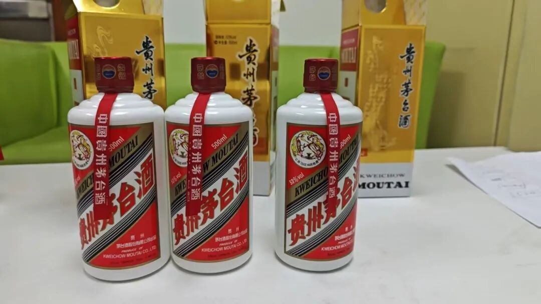 上海男子自带3瓶茅台到酒店宴客,没想到全部被调包,一个细节让他发现不对劲…… 上海男子自带3瓶茅台到酒店宴客,没想到全部被调包,一个细节让他发现不对劲……