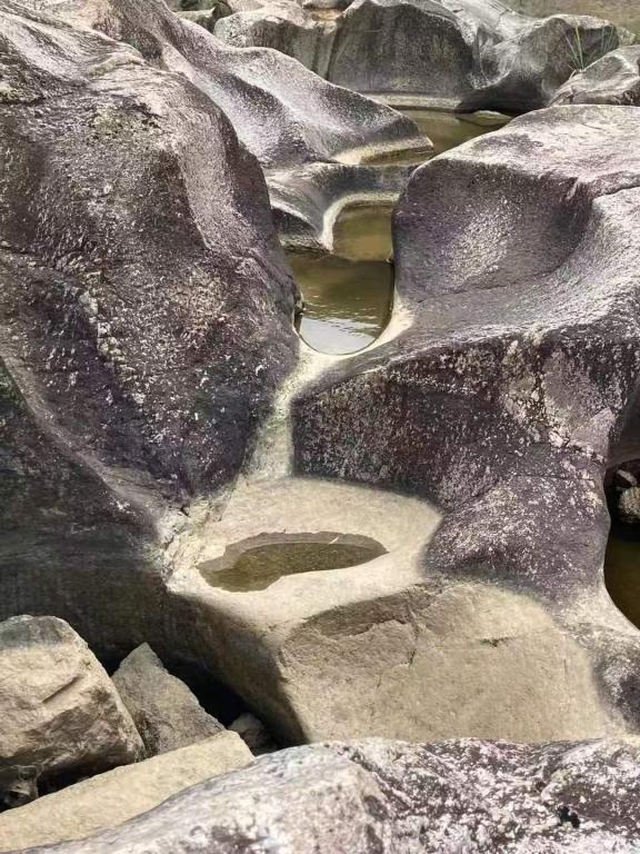 奇观!广东一废弃水库疑出现冰川遗迹 奇观!广东一废弃水库疑出现冰川遗迹