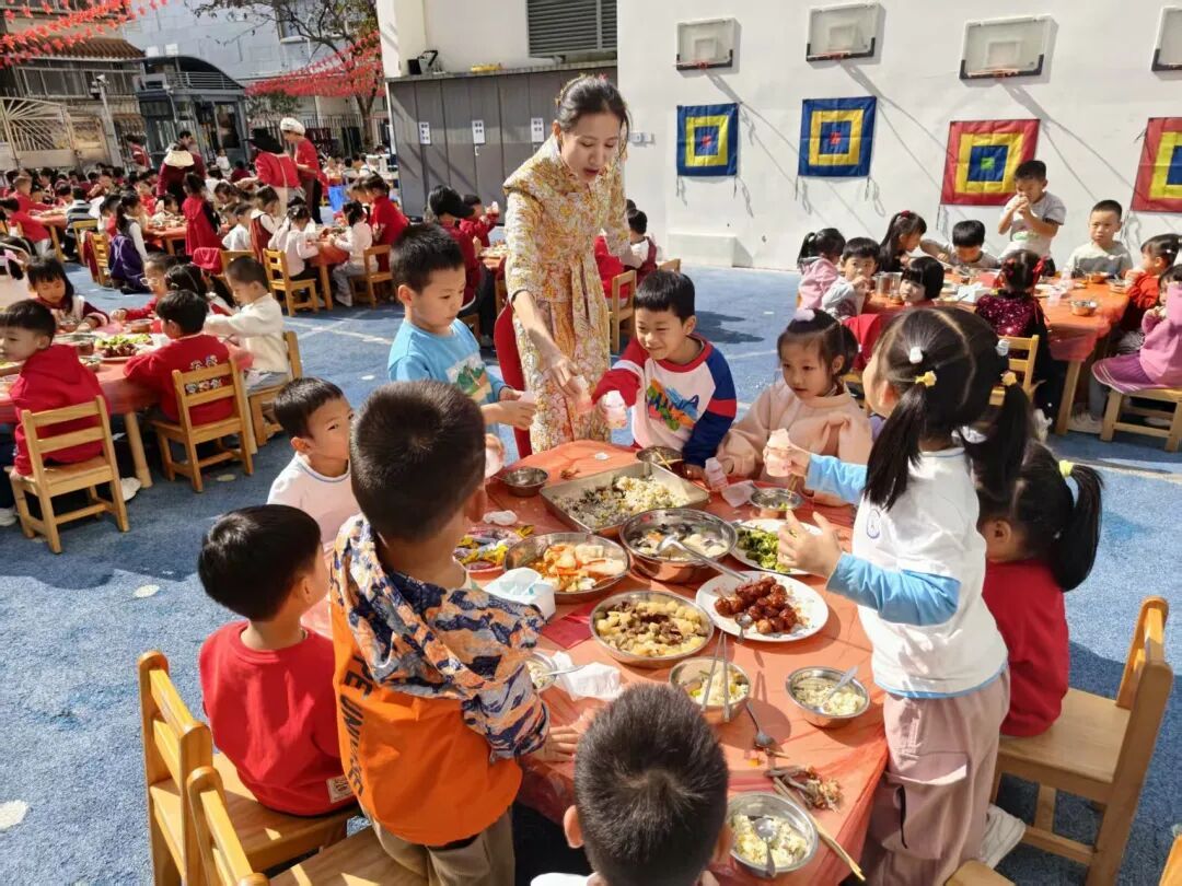 广东一老师在幼儿园内办婚礼，全园孩子都来迎亲吃席