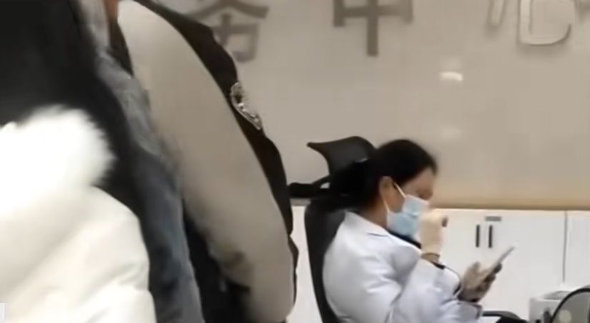 “医院窗口工作人员不顾排长队自己玩手机”，四川一医院通报：情况属实，待岗处理！