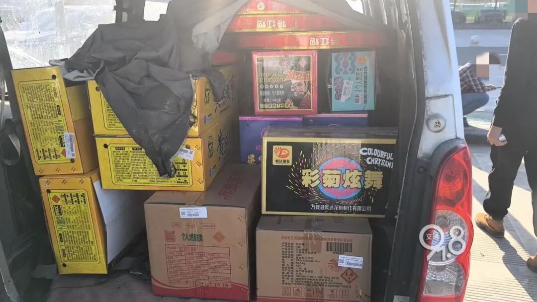 想热闹一下，男子载400斤烟花回家，还没下高速就被查了！