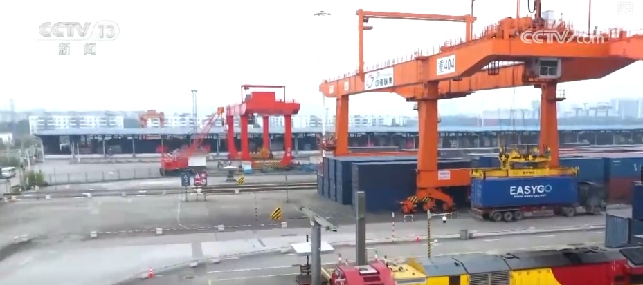 智慧畅行“水上高速公路”万吨货轮成“常客” 长江经济带枢纽经济活力澎湃 智慧畅行“水上高速公路”万吨货轮成“常客” 长江经济带枢纽经济活力澎湃