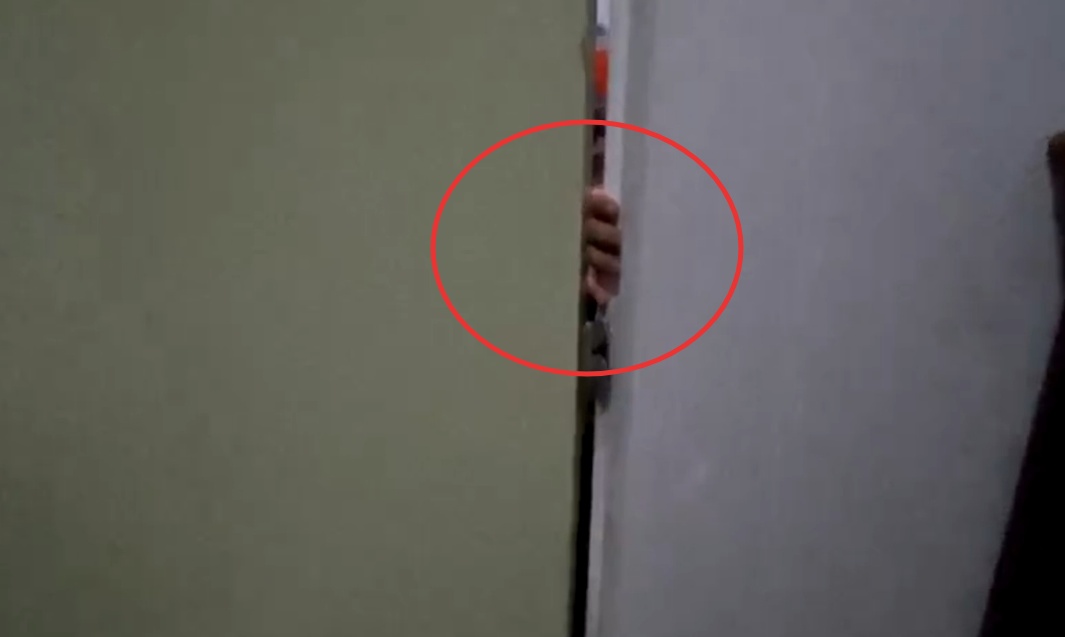 揪心!2岁娃手指被“咬”住,现场血流不止…… 揪心!2岁娃手指被“咬”住,现场血流不止……