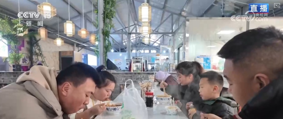 “菜篮子”“果盘子”量足价稳物丰 吃出人气“挤”出财气添彩火热“年经济” “菜篮子”“果盘子”量足价稳物丰 吃出人气“挤”出财气添彩火热“年经济”