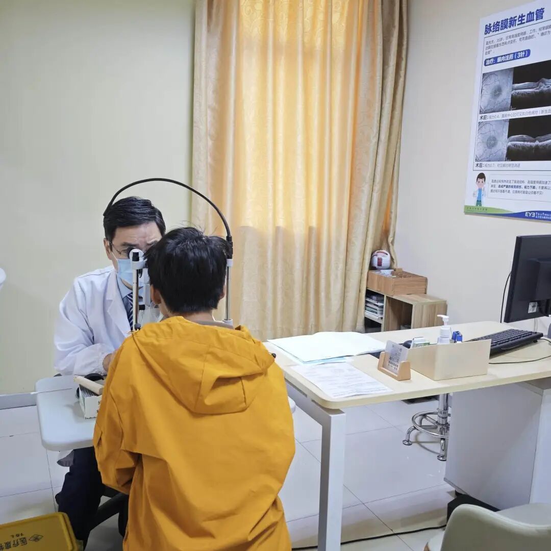 东莞一13岁男孩眼睛被激光笔直射,视力仅剩0.1,医生提醒→ 东莞一13岁男孩眼睛被激光笔直射,视力仅剩0.1,医生提醒→