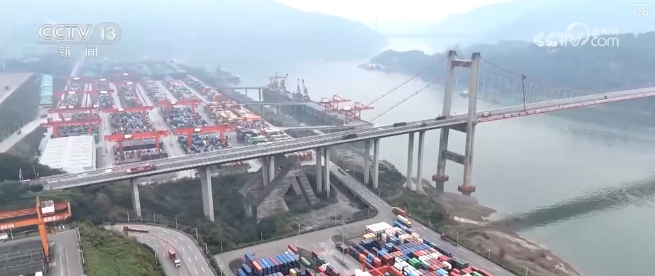 智慧畅行“水上高速公路”万吨货轮成“常客” 长江经济带枢纽经济活力澎湃 智慧畅行“水上高速公路”万吨货轮成“常客” 长江经济带枢纽经济活力澎湃