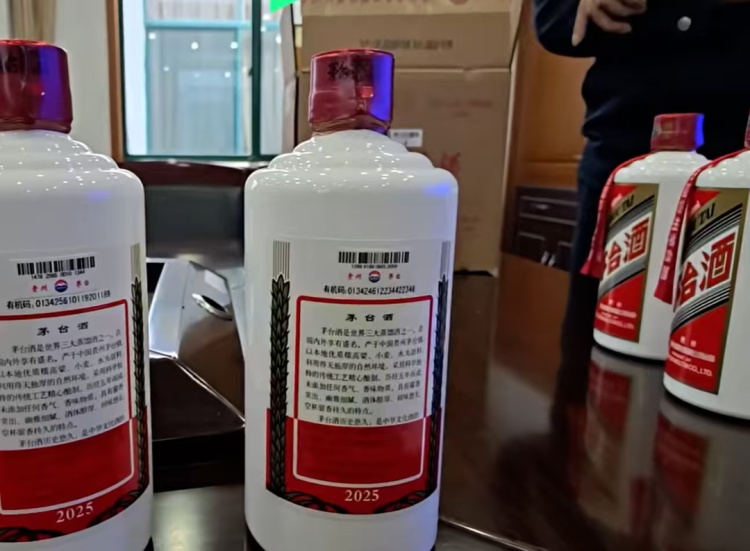 男子自带3瓶茅台被服务员换成假酒，因瓶身温度不同被察觉