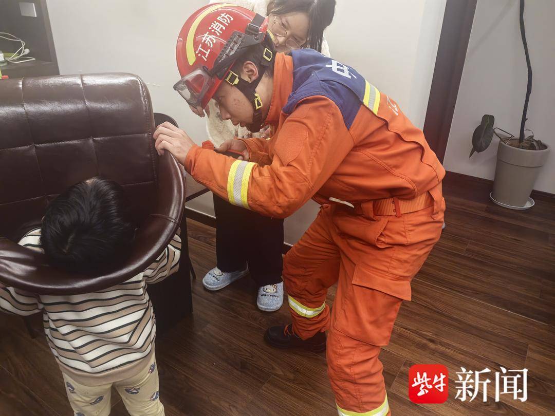 男童头部卡进椅子缝隙 镇江消防十分钟拆卸救援化险为夷 男童头部卡进椅子缝隙 镇江消防十分钟拆卸救援化险为夷