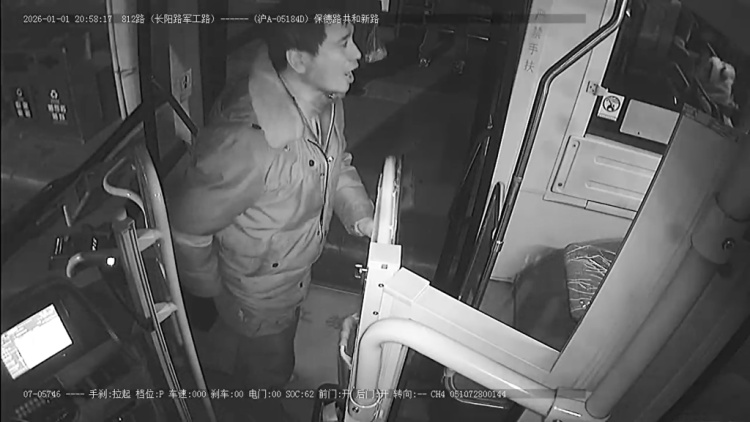 寒冬暖心!乘客在公交车上突发昏厥,司机与乘客联手施救 寒冬暖心!乘客在公交车上突发昏厥,司机与乘客联手施救