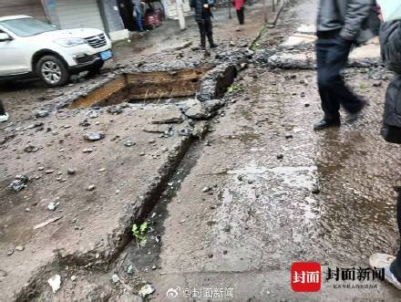 熊孩子鞭炮炸了化粪池致两车受损 车主:定损5000多元 熊孩子鞭炮炸了化粪池致两车受损 车主:定损5000多元