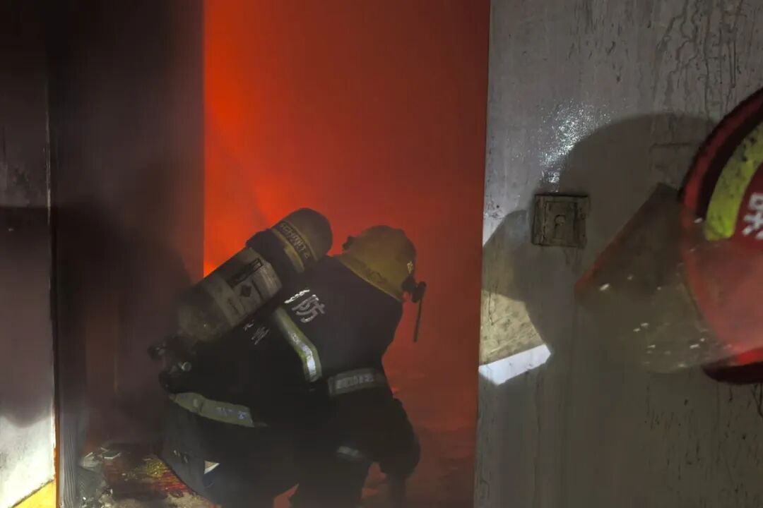 瞬间客厅被烧了个精光！这个“惹火”习惯很多人都有