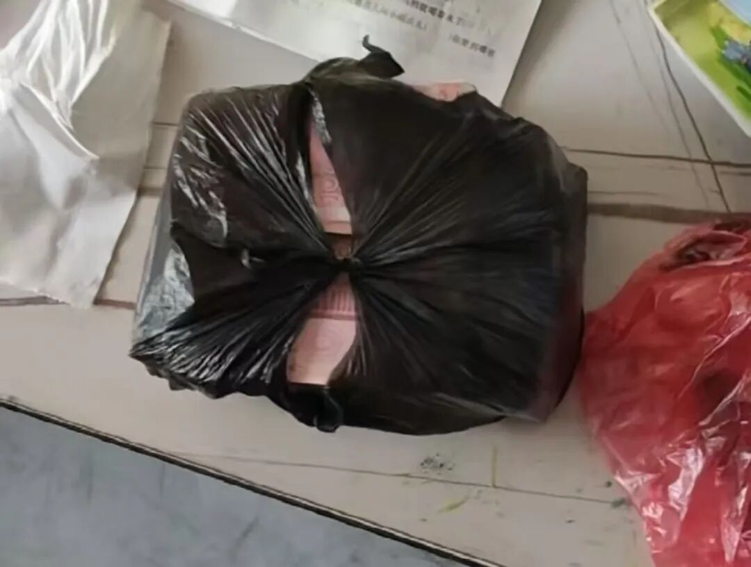 保洁员垃圾桶里拾20万元巨款，后续来了！