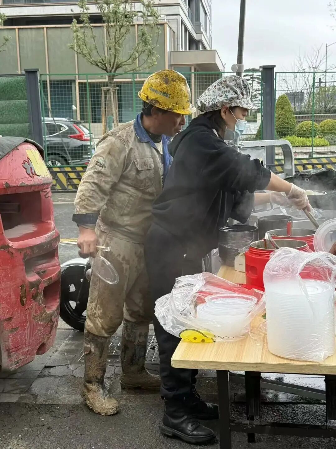 10元管饱，15分钟售罄！杭州39岁女子辞职亏本卖盒饭，卖出了……