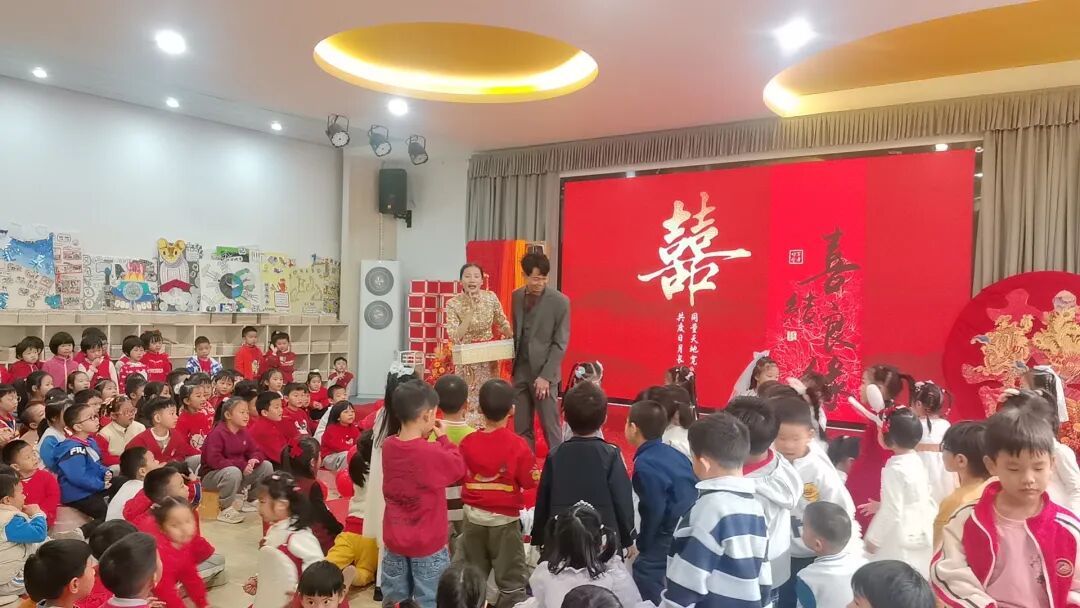 老师在幼儿园内办婚礼,全园孩子都来迎亲吃席,家长:4岁娃第一次参加婚礼,很欣喜 老师在幼儿园内办婚礼,全园孩子都来迎亲吃席,家长:4岁娃第一次参加婚礼,很欣喜