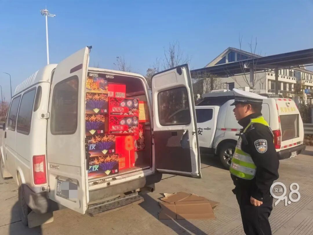 想热闹一下，男子载400斤烟花回家，还没下高速就被查了！